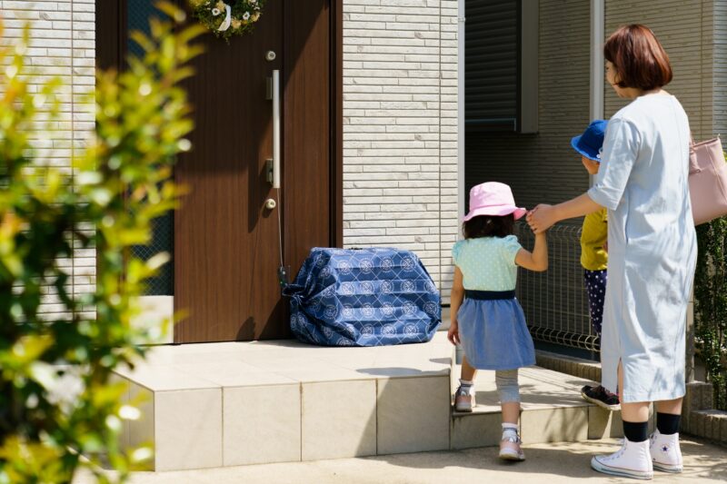 再配達という社会課題を解決する日本の住宅事情に最適な吊り下げ式置き配バッグ「OKIPPA」とは？【Yper株式会社様】